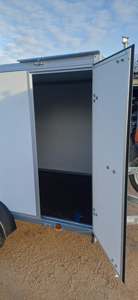 Furgoneta KERENZO 250 de un solo eje con puerta delantera